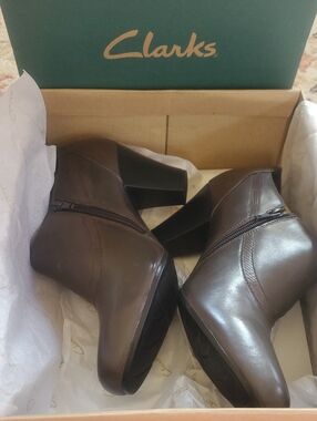 NWT Clarks Lady's Gray Leather Ankle Booties 10W 2 1/2" heel